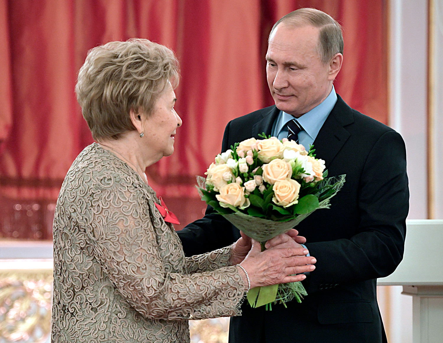 プーチンは花束を贈るのが得意です N45 50