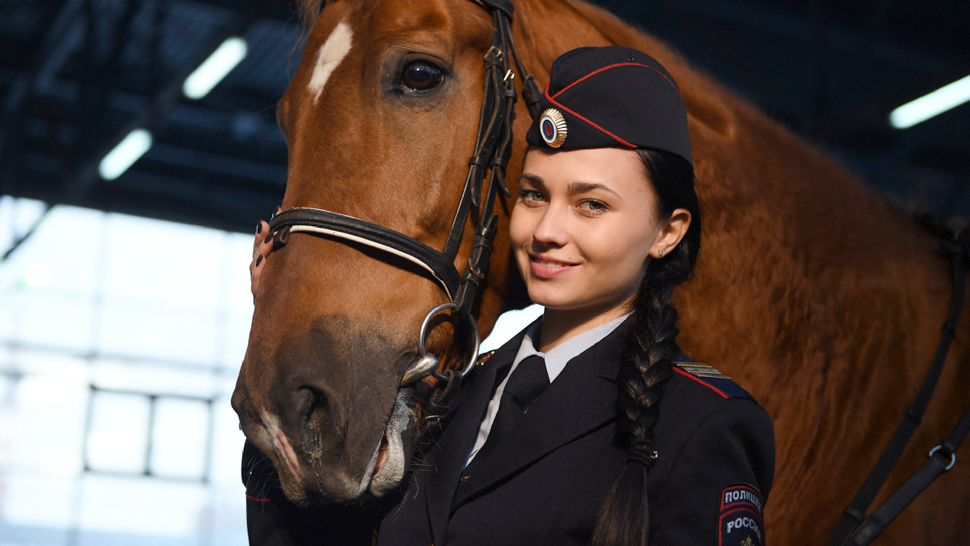美しい騎馬警官がネット上で大きな話題に ロシア ビヨンド