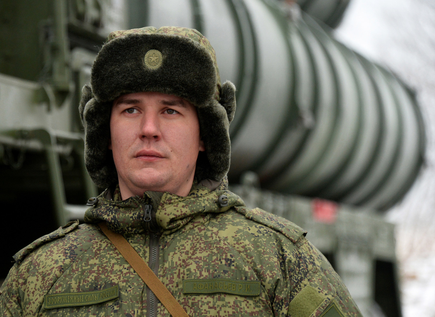 Seorang prajurit dari batalion Sistem Pertahanan Militer Udara Distrik Militer Timur berjaga di depan S-400 Triumph, sistem pertahanan udara yang dikerahkan dalam modus siap tempur dan mulai melindungi ruang udara Rusia di Krai Primorsky.
