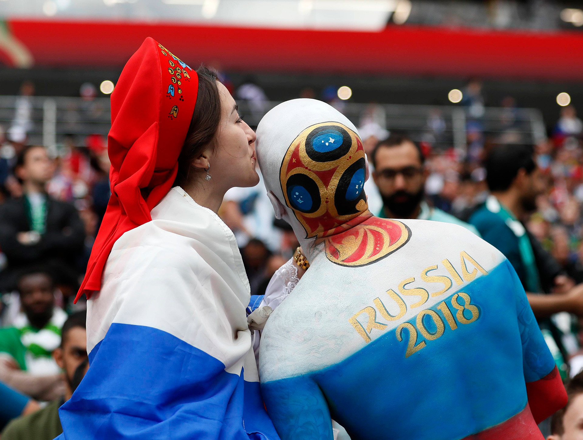 Russian fans. Болельщики России по футболу. Болельщицы ЧМ 2006. Шапка ЧМ 2018. Яркие болельщики России футбол.