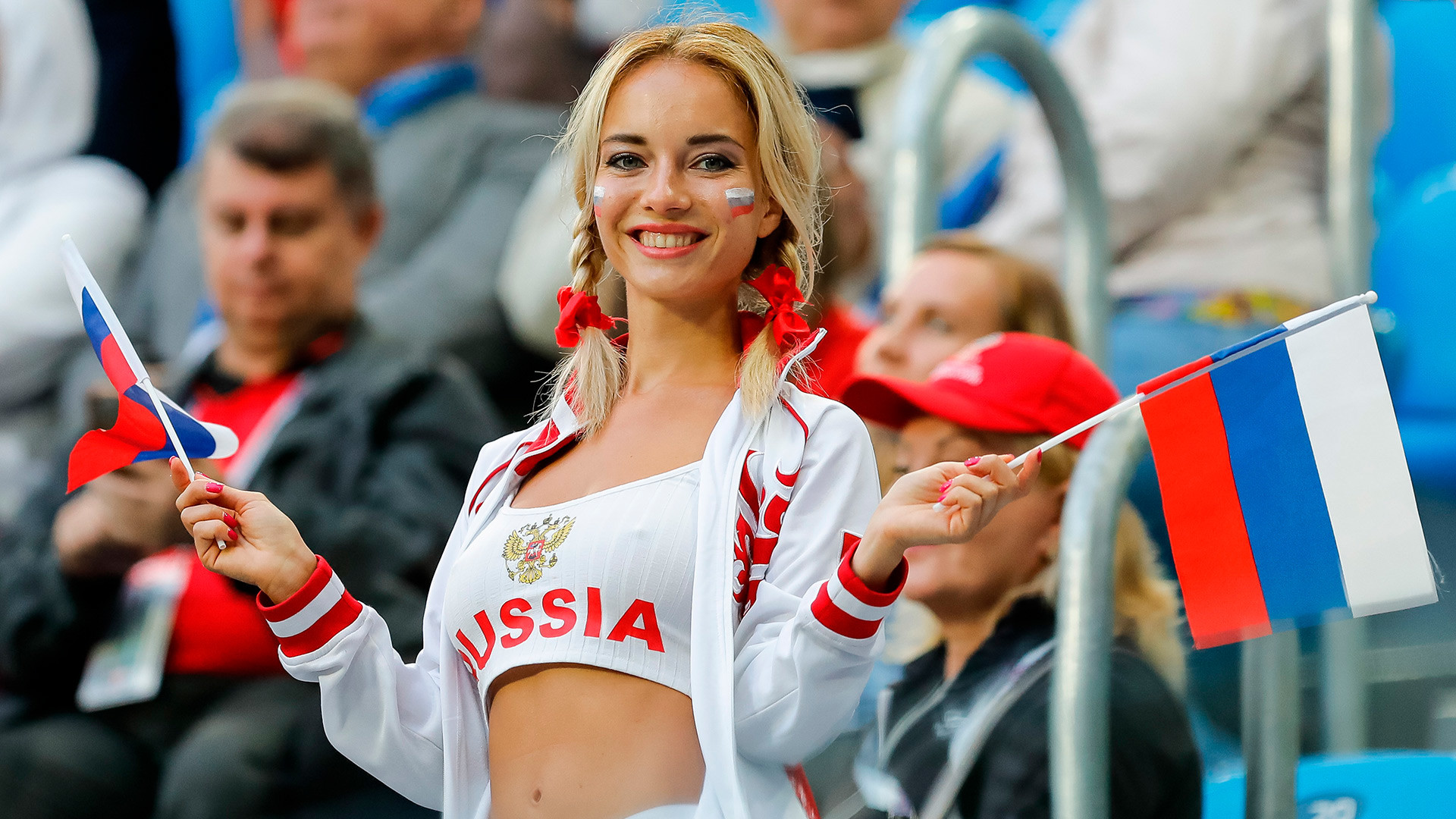 ロシアのサッカーのサポーターがココシニク飾りやウシャンカ帽をかぶっていると思っているのなら それは正解 画像 ロシア ビヨンド