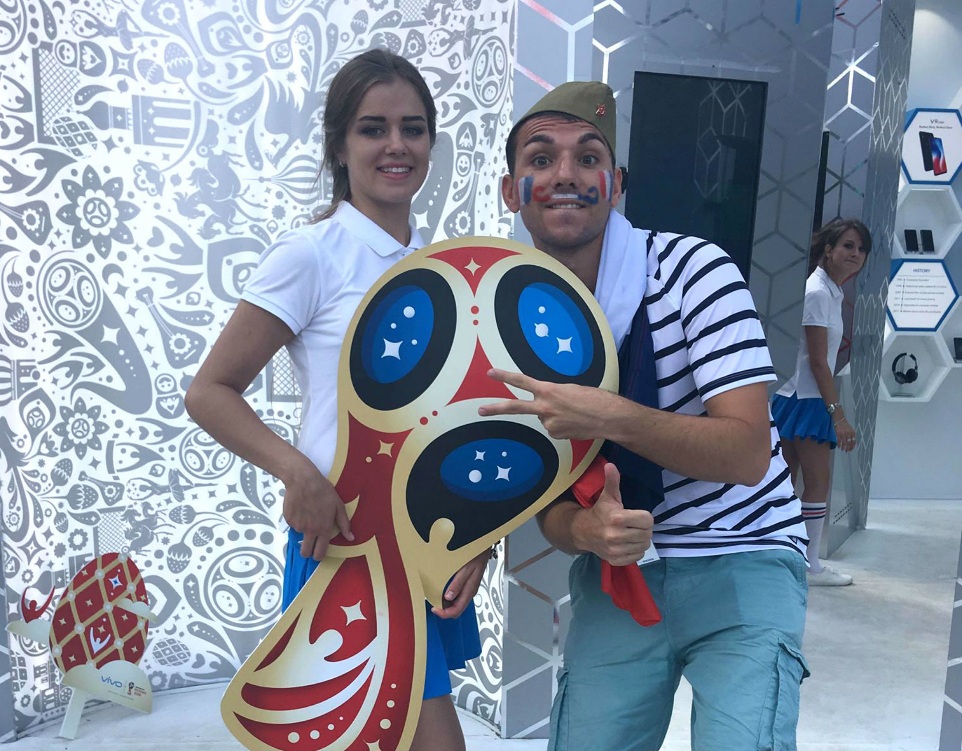 Photo souvenir avec le symbole de la Coupe du Monde.