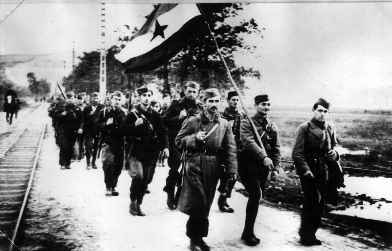Jugoslovanske partizanske enote v osvobojenem Novem Sadu, oktober 1944.