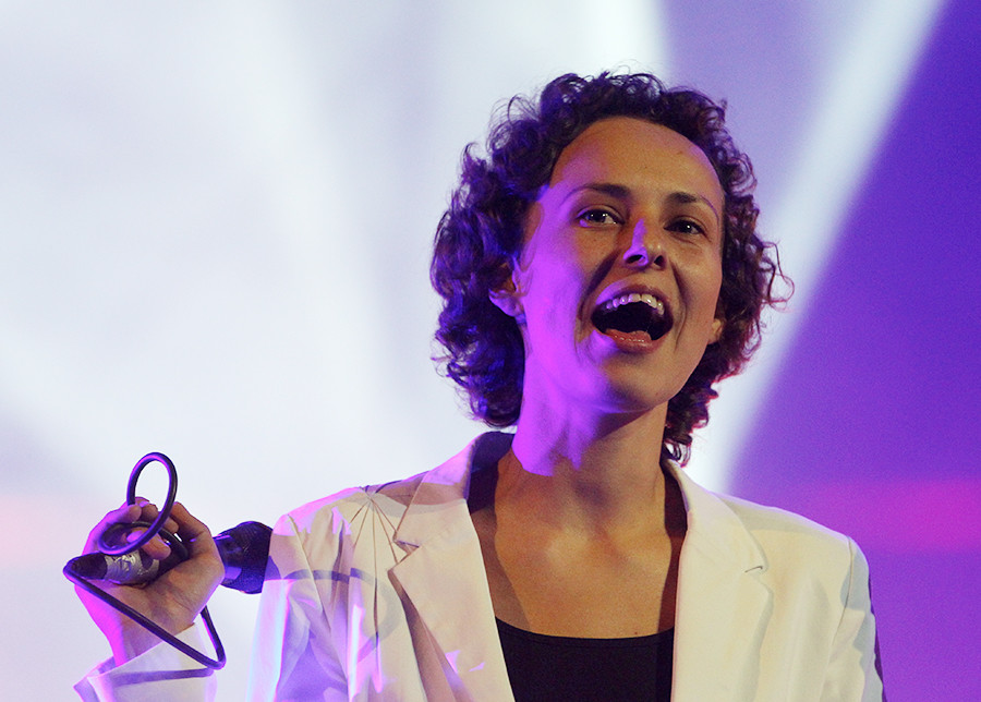 Porta Un Cantante Da Una Città All'altra