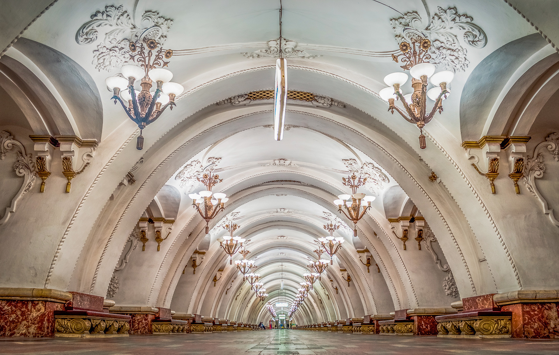 Vingt stations du métro de Moscou, des simplement jolies aux plus