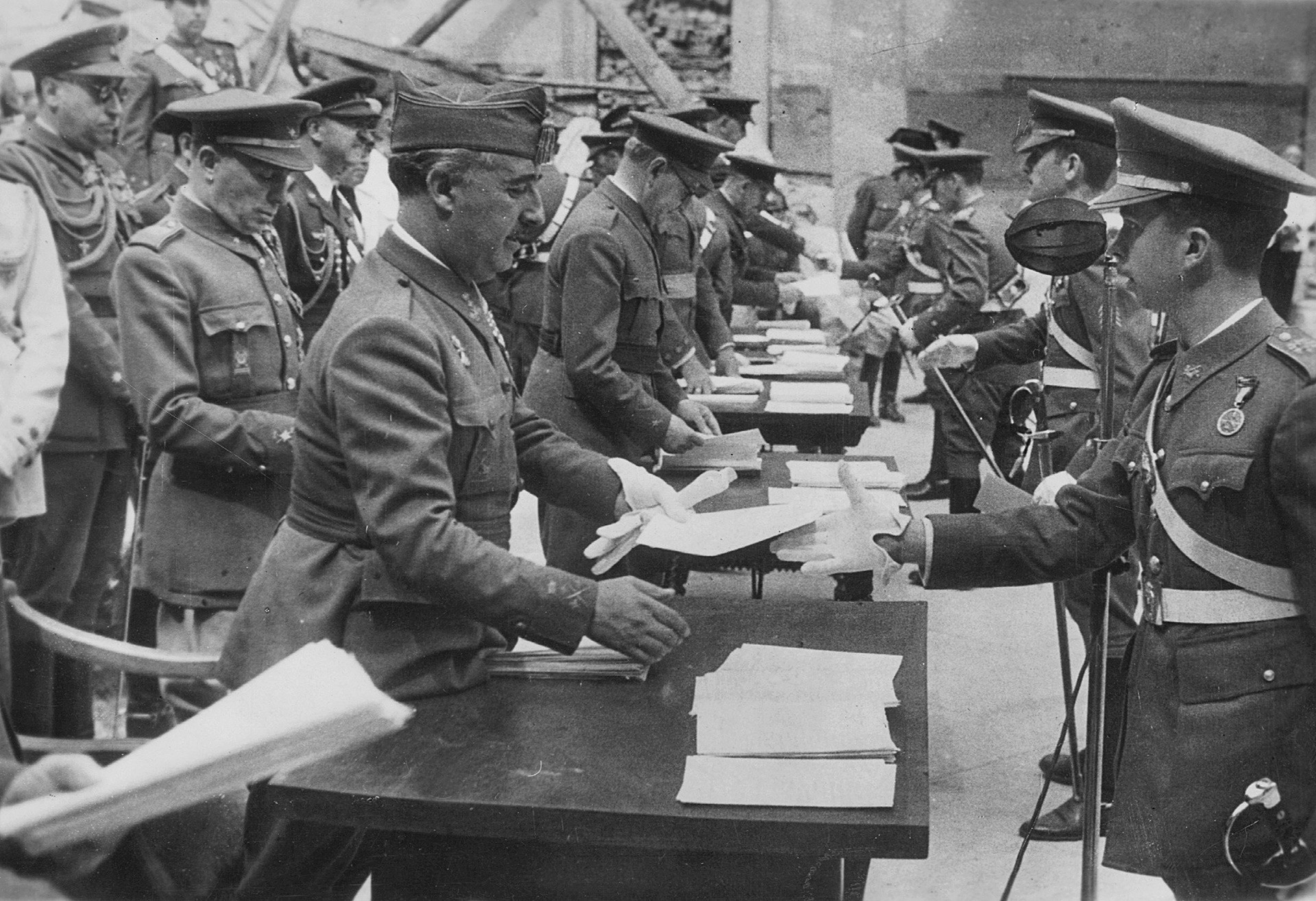 Francisco Franco odlikuje svoje časnike.


