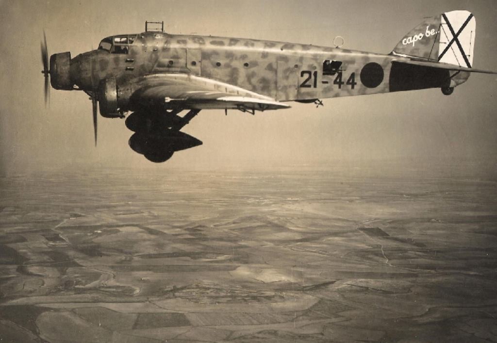 Savoia Marchetti SM.81sobrevolando España.