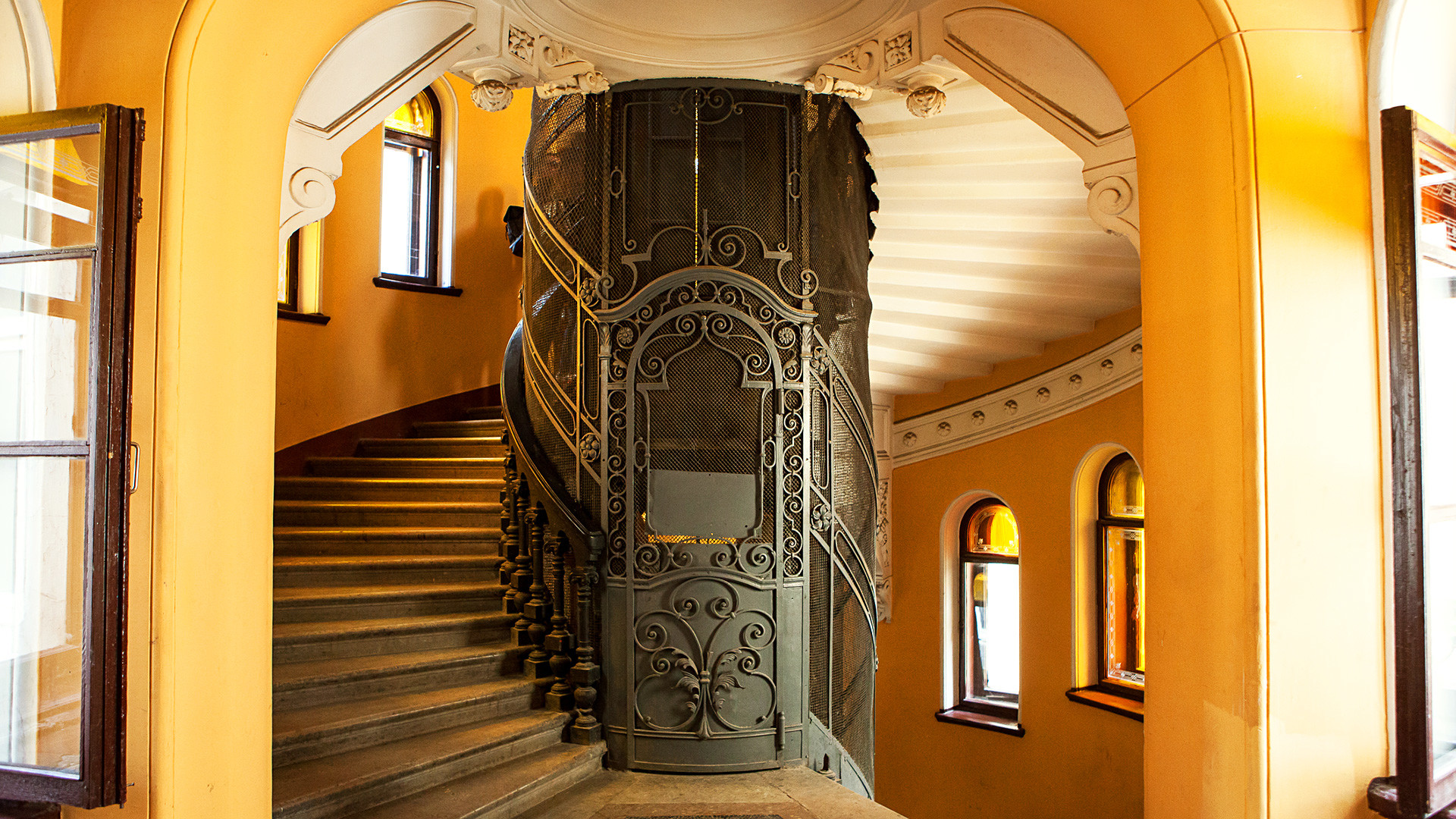 Mewah dan Klasik: Potret Pintu-Pintu Masuk Bangunan Sankt Peterburg