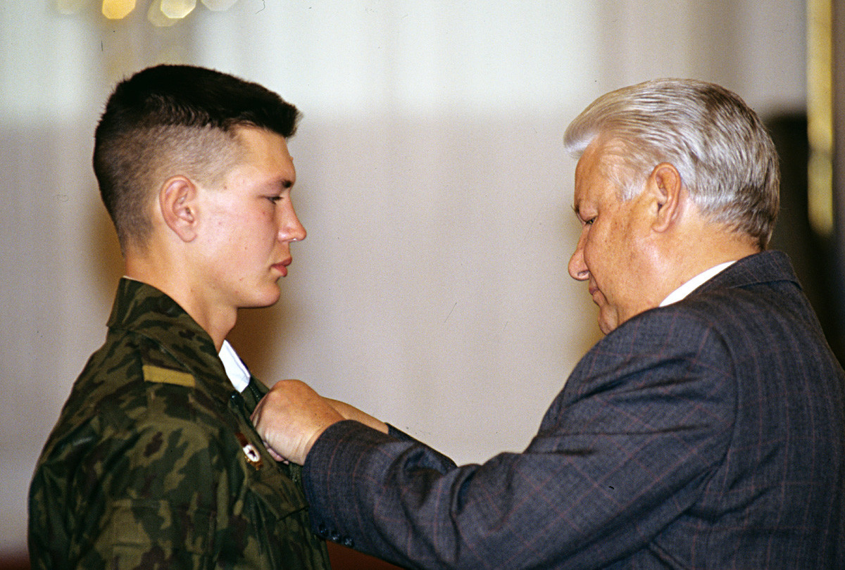 Претседателот Борис Елцин го одликува со Орден за храброст припадникот на граничните сили Владимир Евгењев за одважност и херојство кое го покажа при вршење должност на таџикистанско-авганистанската граница.