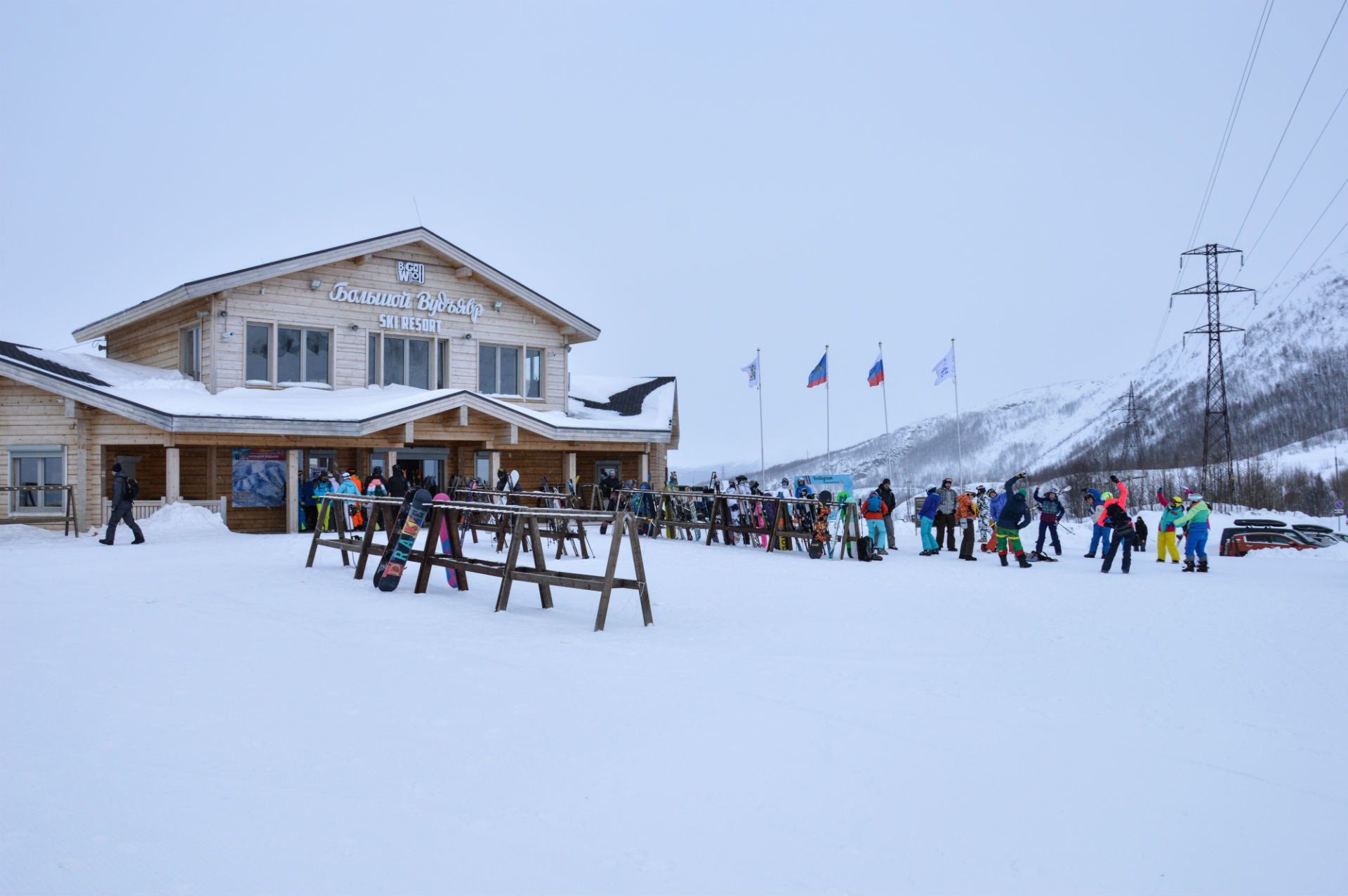 V novo smučarsko središče se steka množica turistov.