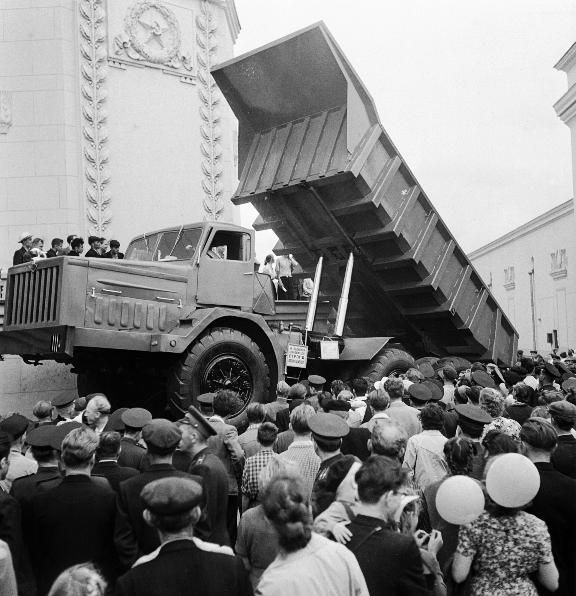 ソ連の巨大自動車：全長30㍍・車輪24輪（写真特集） - ロシア・ビヨンド