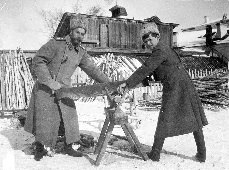 Nicolás II y Alexéi en Tobolsk en 1917.