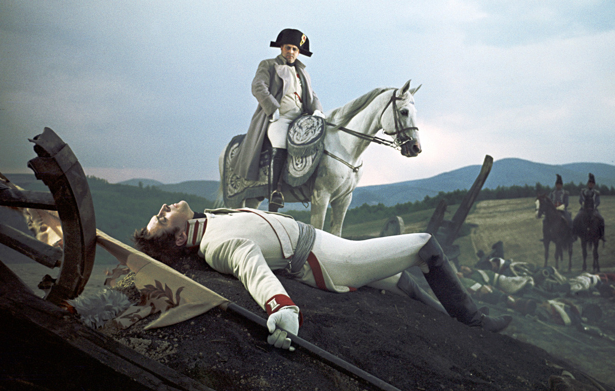 Bolkonsky (in the foreground) and Napoleon after the Austerlitz battle. A screenshot from Sergei Bondarchuk's film 