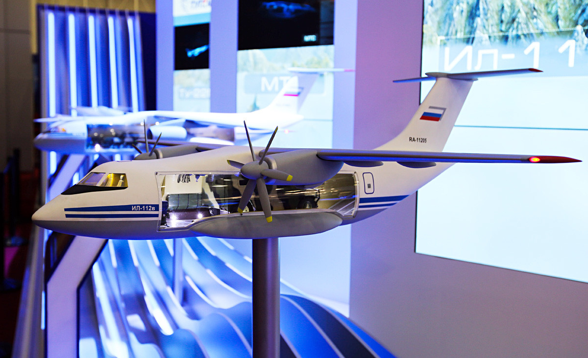 Protótipo do avião Il-112B no fórum