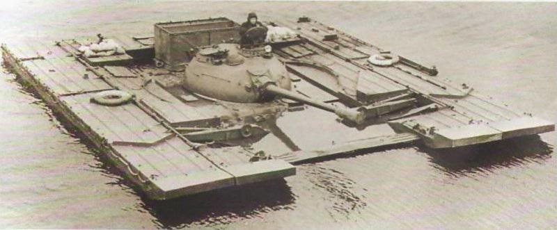 El peso del tanque PST-U era de unas 10 toneladas y su desplazamiento sobre el agua se llevaba a cabo mediante una transferencia de potencia de las ruedas delanteras a dos hélices.