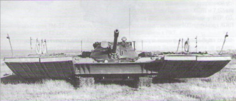 Un tanque T-54 desplazándose.