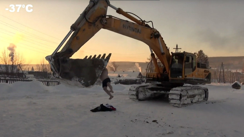 Cosas de Rusia: con -37°С, un siberiano en ropa interior cuelga de una