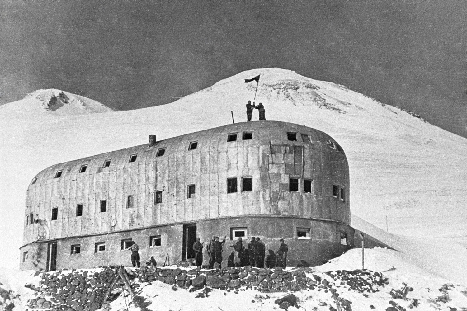 ナチスをやり過ごすも不注意な客に焼かれたロシア最高峰エルブルス山のホテル ロシア ビヨンド
