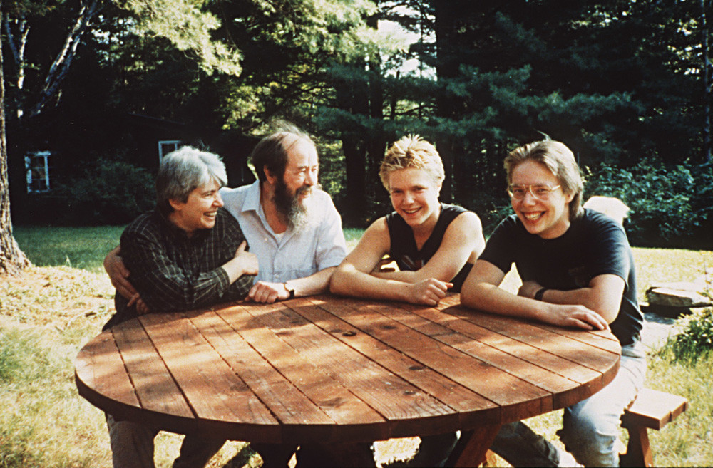 Solzhenitsyn con su familia, en Vermont.