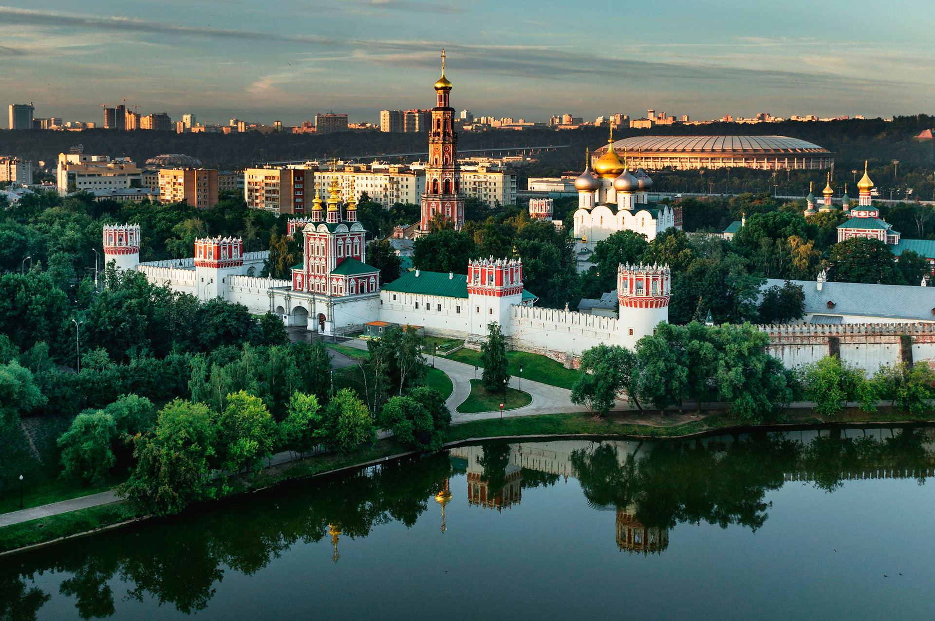 Хамовники г москва. Новодевичий монастырь Хамовники. Новодевичий монастырь в Москве район Хамовники. Новодевичий монастырь вид сверху. Новодевичий монастырь сверху Москва.