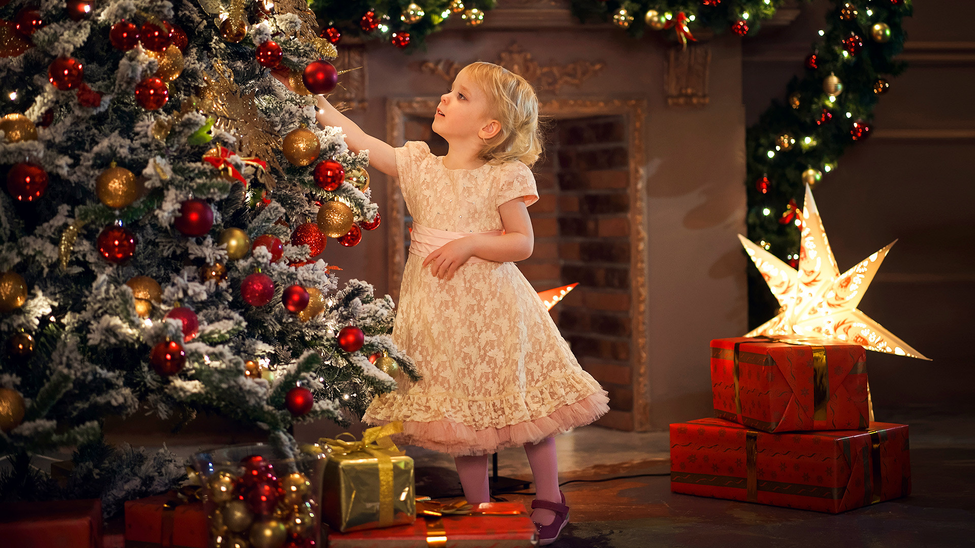Детский новогодний елка. Дети наряжают елку. Новогодняя елка для детей. Дети наряжают новогоднюю елку. Детям о Рождестве.