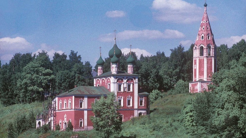 Campanario e iglesia del Icono de la Virgen de Kazán. Vista suroeste desde el río Volga. Románov (actualmente Tutáiev). Verano de 1997.