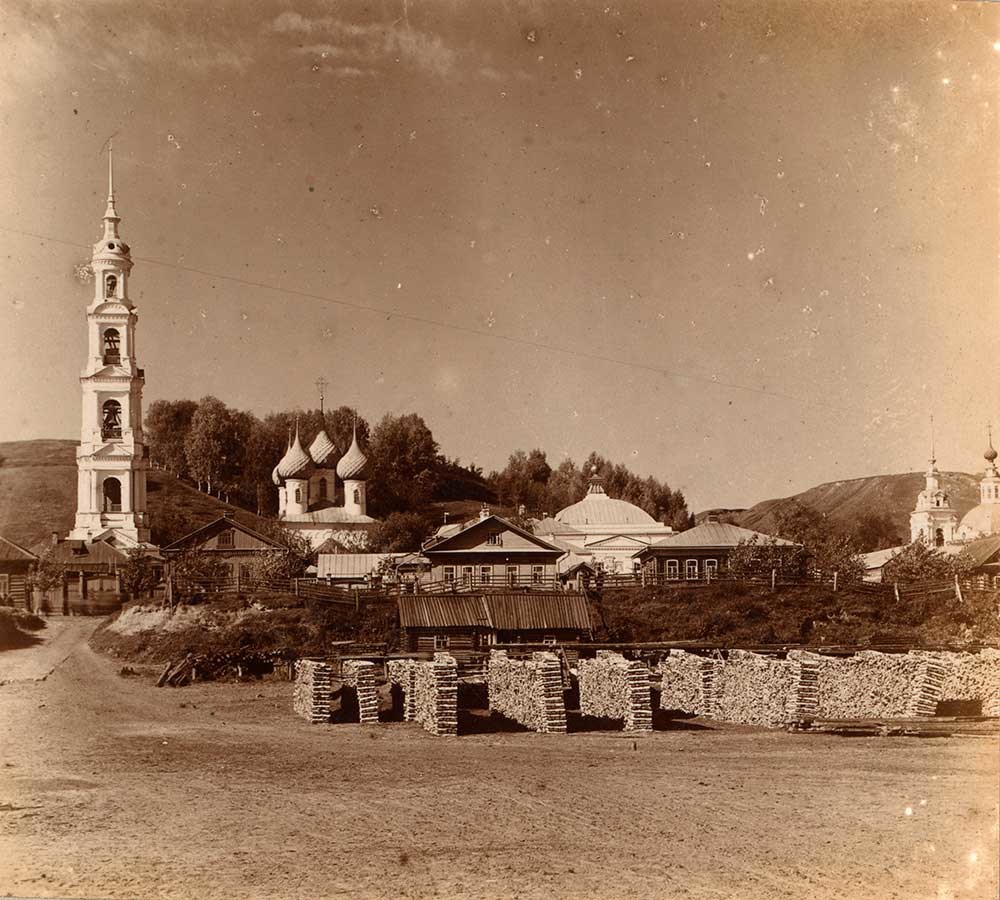Vista del río Volga desde el este. De izquierda a derecha: campanario de San Jorge; catedral de la Entrada de Cristo en Jerusalén; catedral de la Dormición; iglesia de la Natividad de Cristo. Verano de 1910.