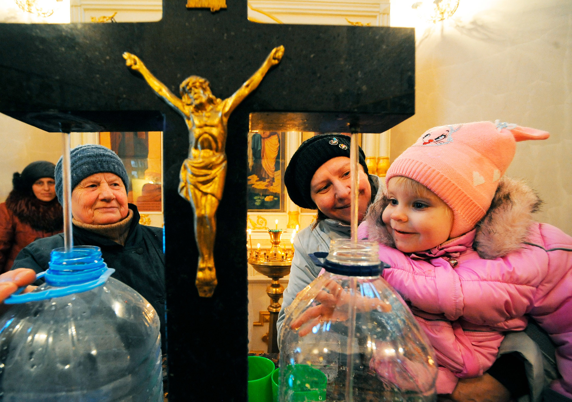 Baño en agua helada y algo más: así celebran la Epifanía en Rusia
