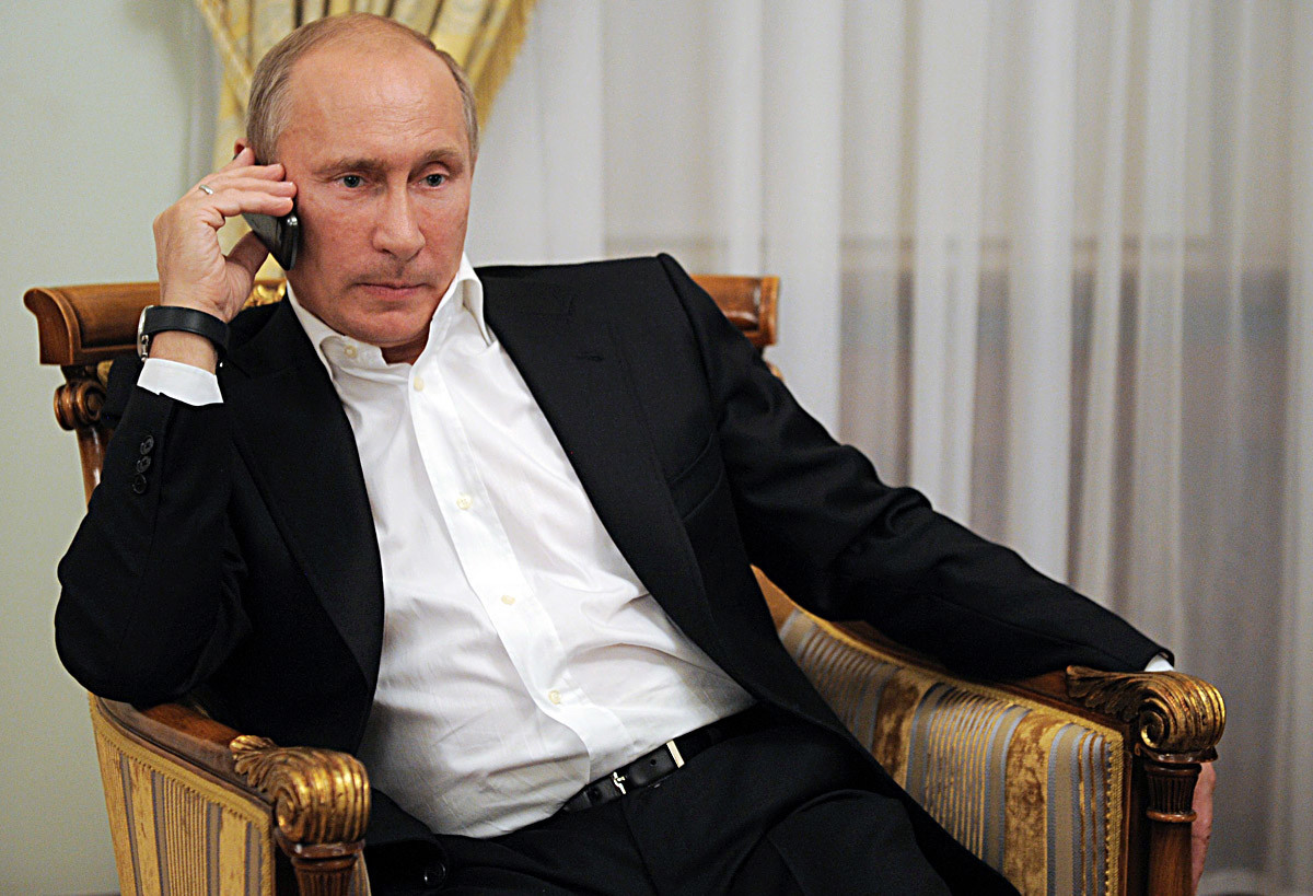1 септември 2012 година. Рускиот претседател Владимир Путин гледа пренос од натпревар во џудо на Параолимписките игри во Лондон, и преку телефон ѝ честита на руската џудистка Татјана Савостјанова за освоениот сребрен медал.