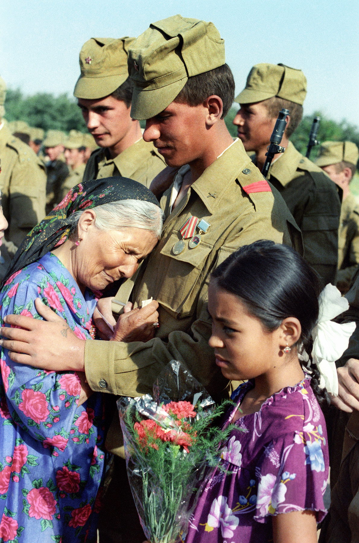 Un'anziana donna piange salutando i soldati sovietici che rientrano a casa dall'Afghanistan