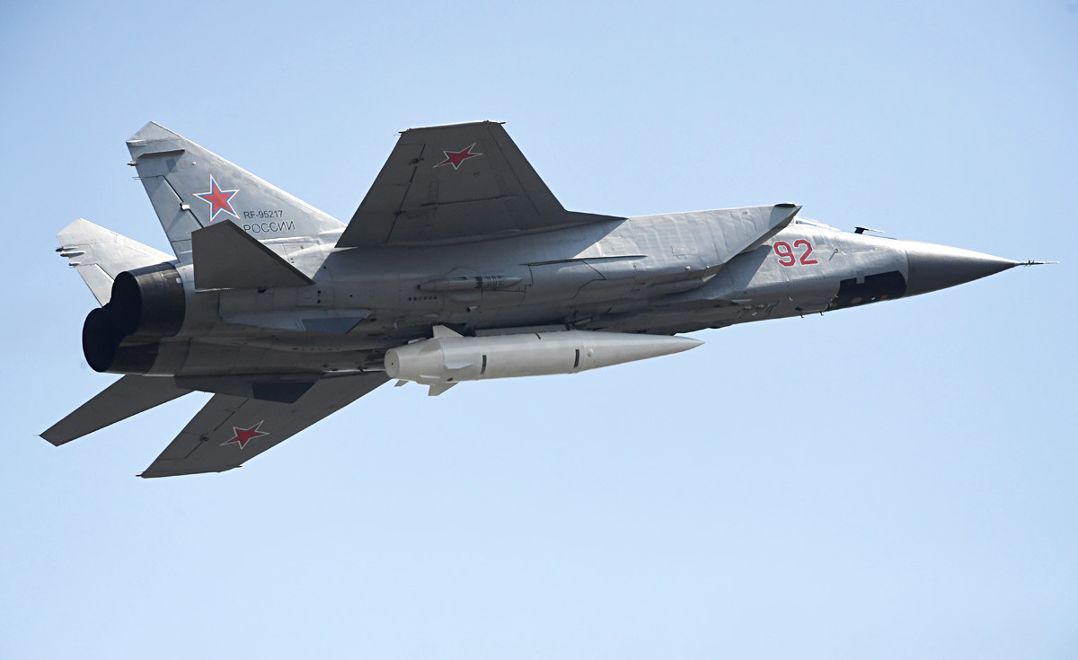 Caza ruso MiG-31 con un misil hipersónico Kinzhal.