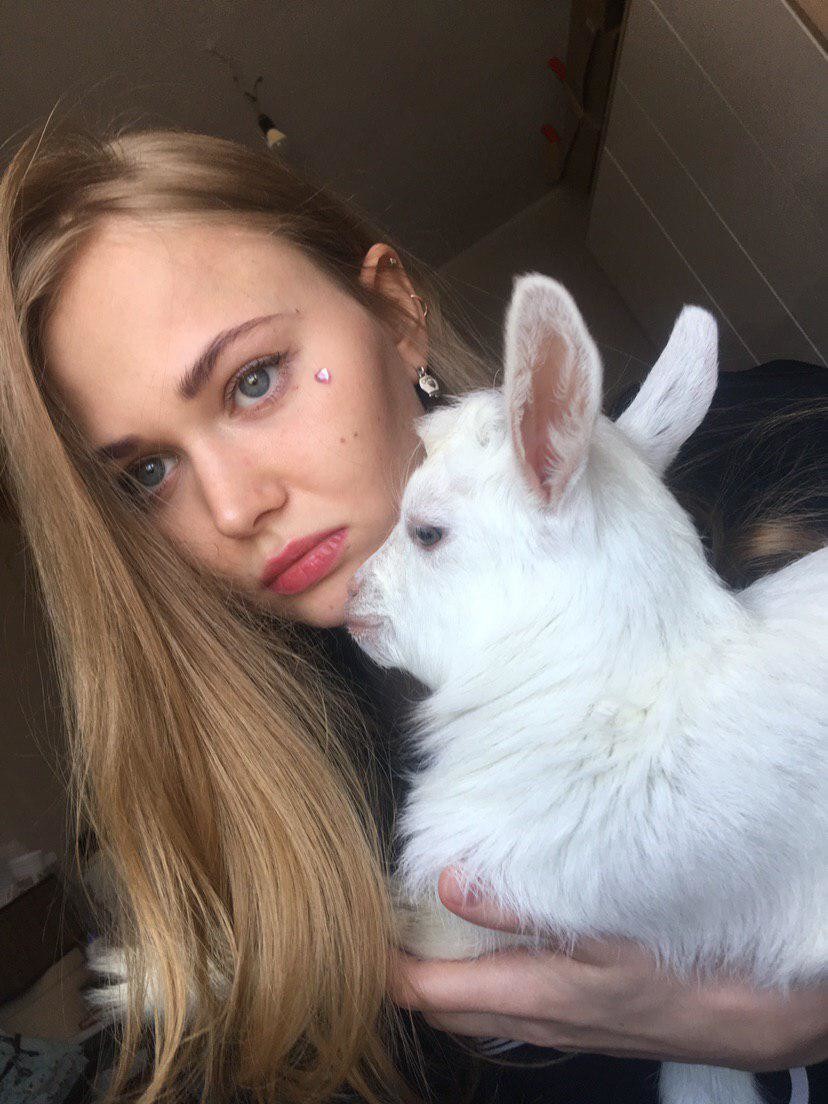 деревня девушка в поле. Смотреть фото деревня девушка в поле. Смотреть картинку деревня девушка в поле. Картинка про деревня девушка в поле. Фото деревня девушка в поле