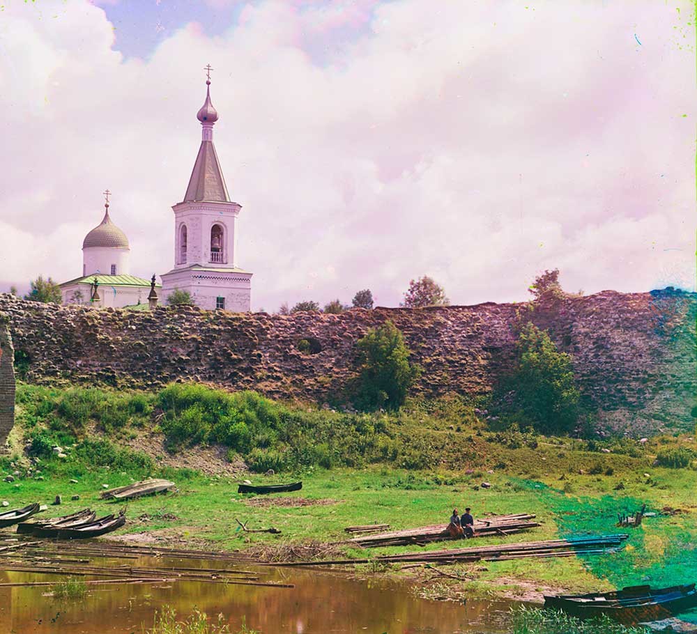 Staraya Ladoga Fortress. West wall with Church of St. George & bell tower (demolished). Foreground: Ladozhka (Elena) River. Summer 1909.