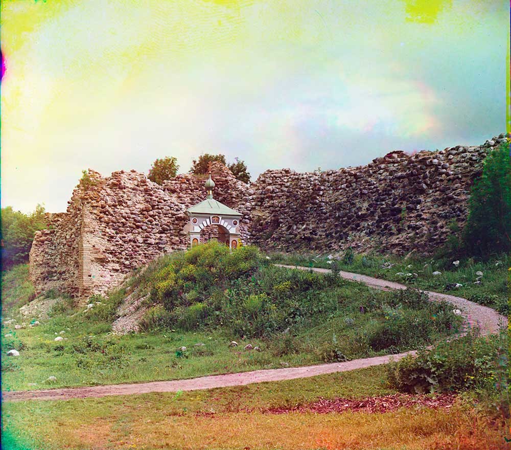 Staraya Ladoga Fortress. Ruins of west wall and Vorotnaya Tower (left). Summer 1909.