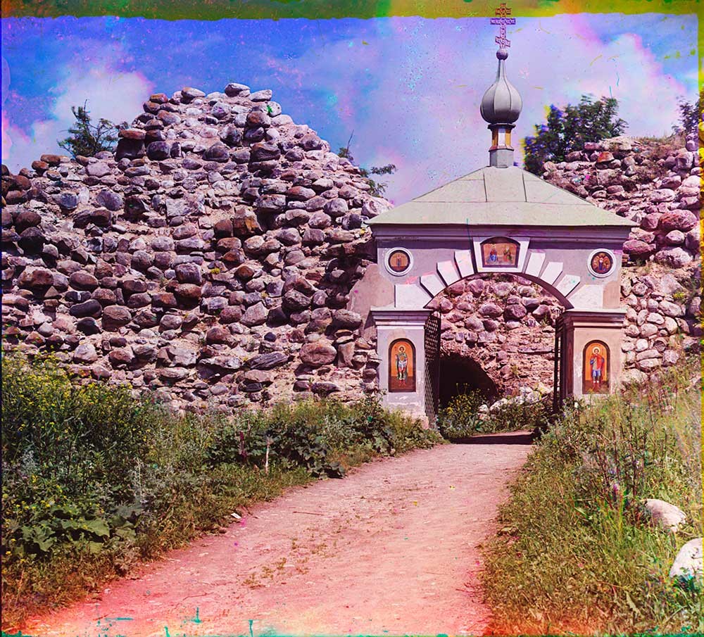 Staraya Ladoga Fortress. Gateway with ruins of Vorotnaya Tower. Summer 1909.