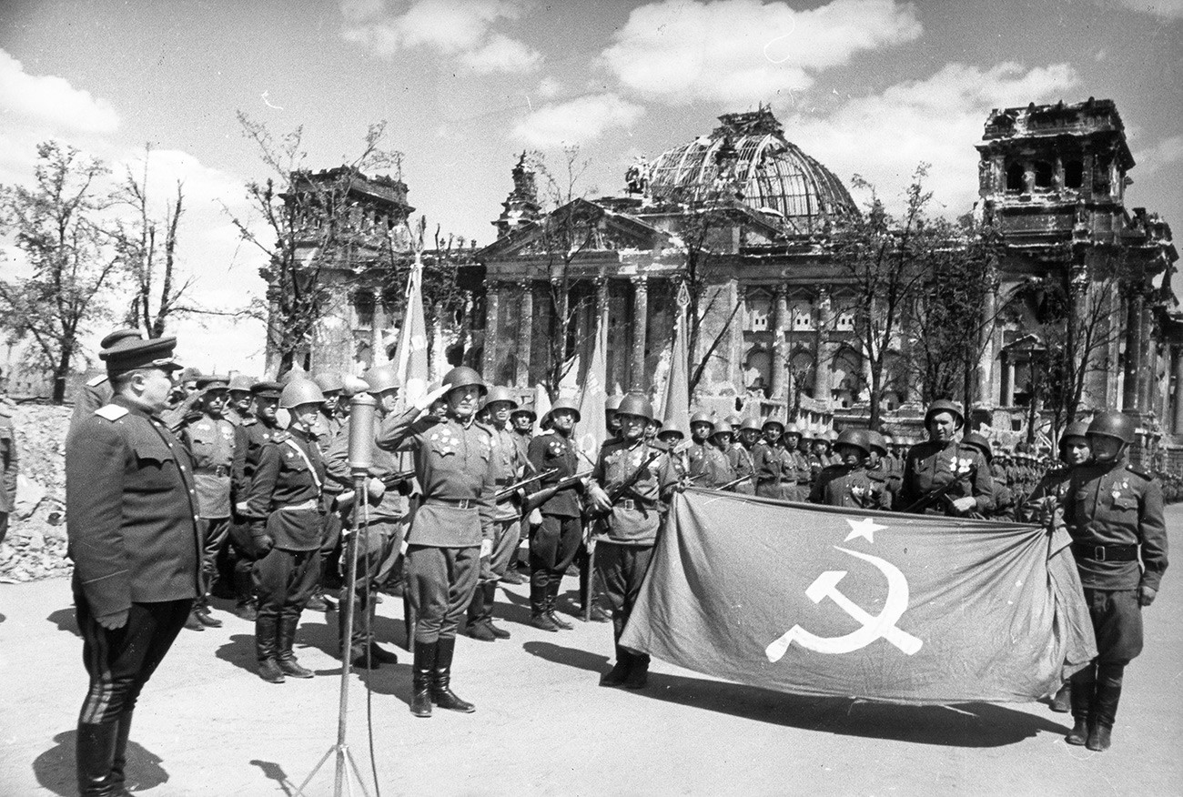 Резултат с изображение за „Червената Армия влиза в Унгария.“"