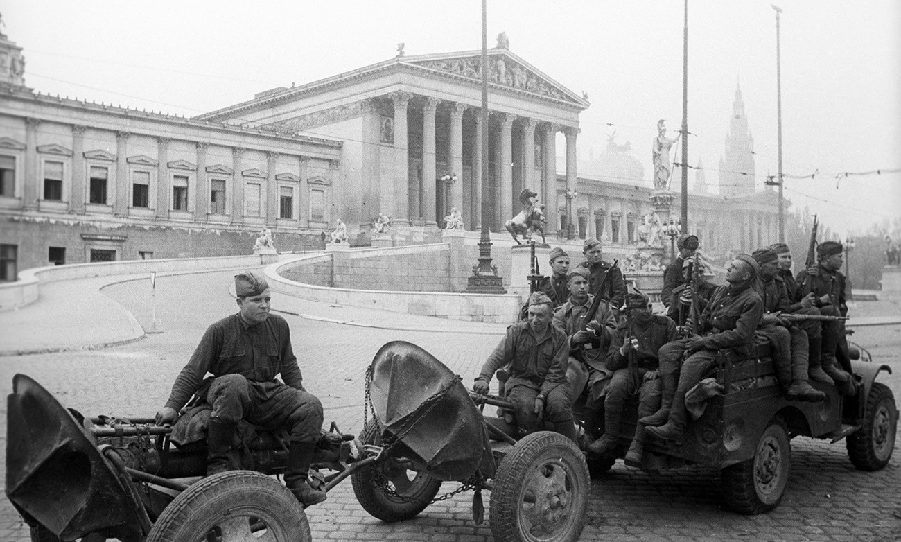 Sovjetski vojnici ispred zgrade parlamenta u Beču, travanj 1945.

