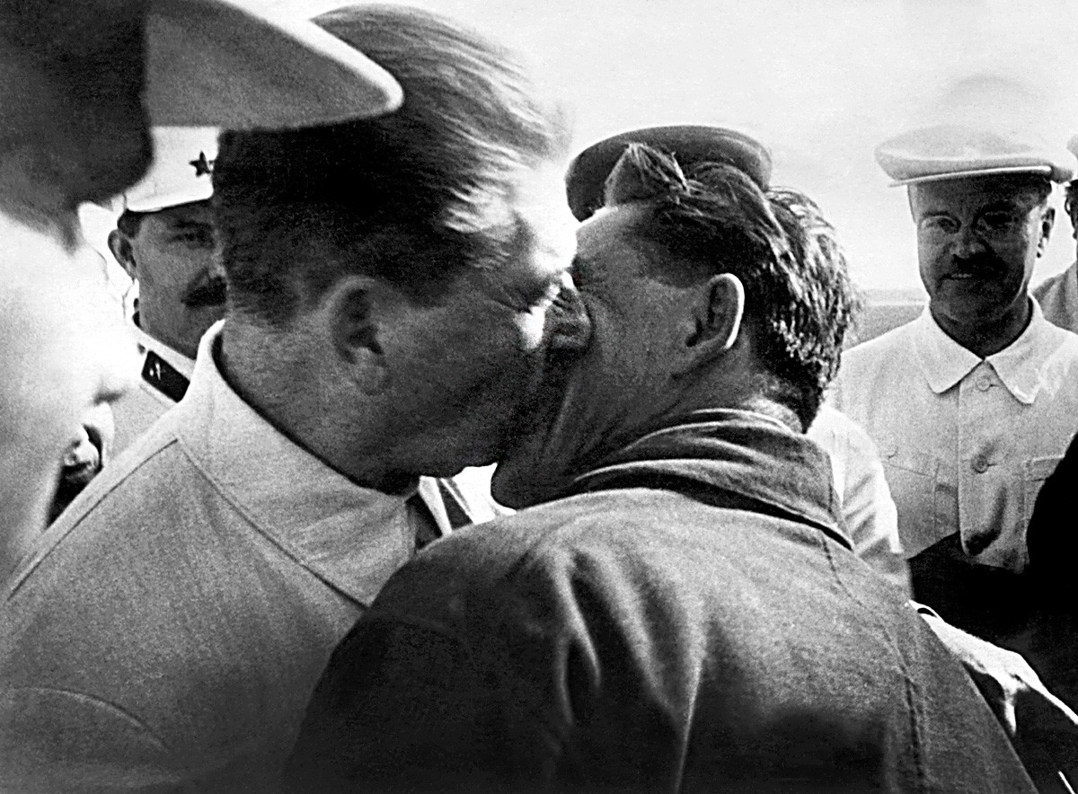ブレジネフ書記長の熱いキスから逃れるため必死になった首脳たち 写真特集 ロシア ビヨンド
