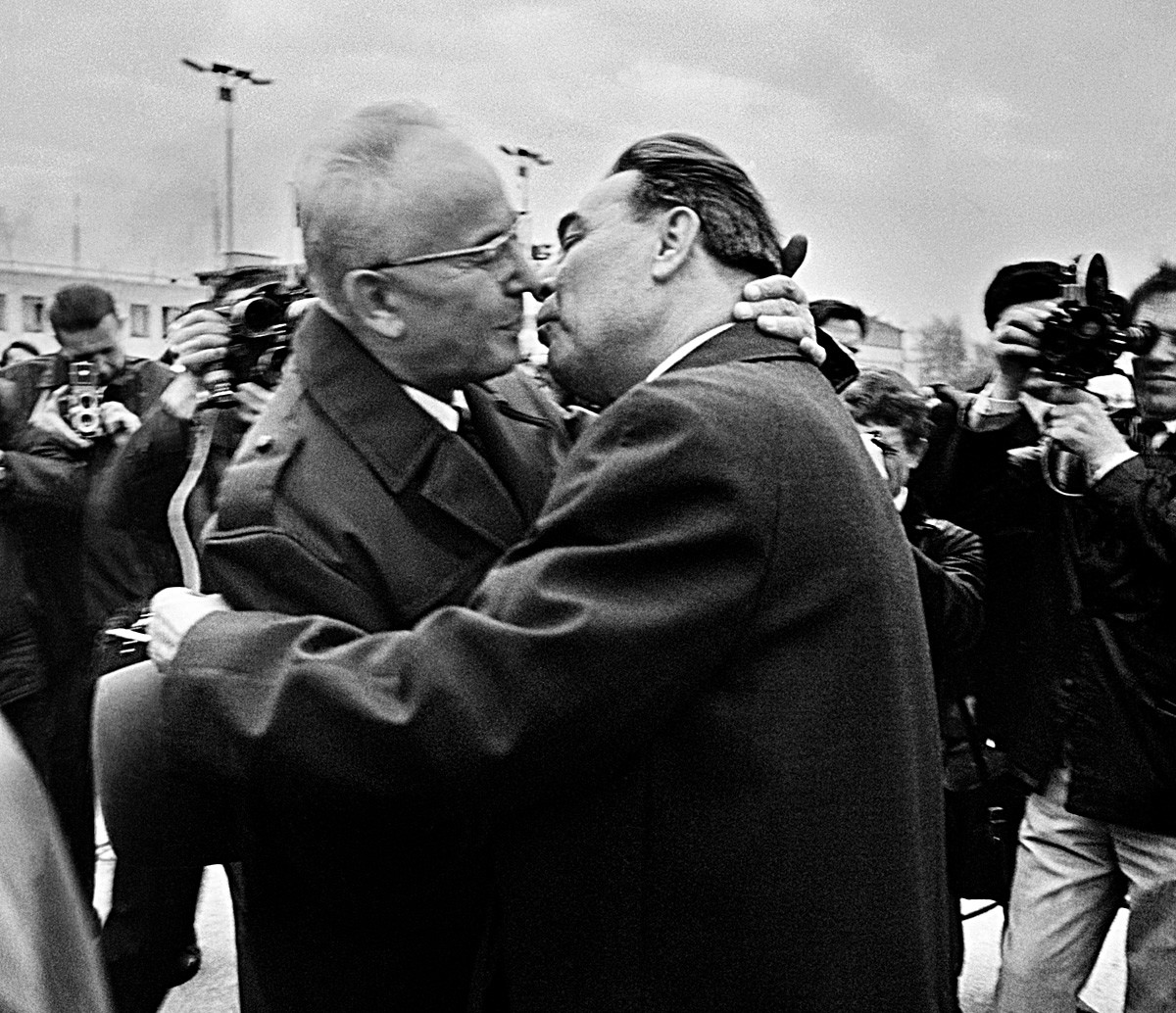 ブレジネフ書記長の熱いキスから逃れるため必死になった首脳たち 写真特集 ロシア ビヨンド