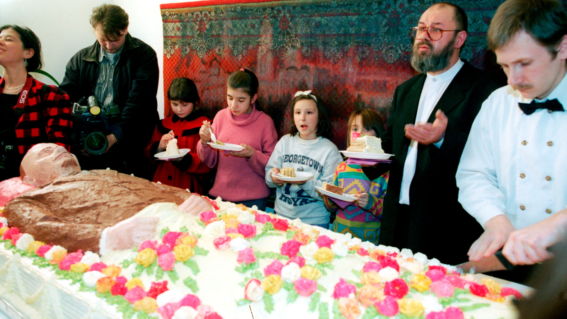 People eat Lenin in Moscow 'Dar' gallery, 1998