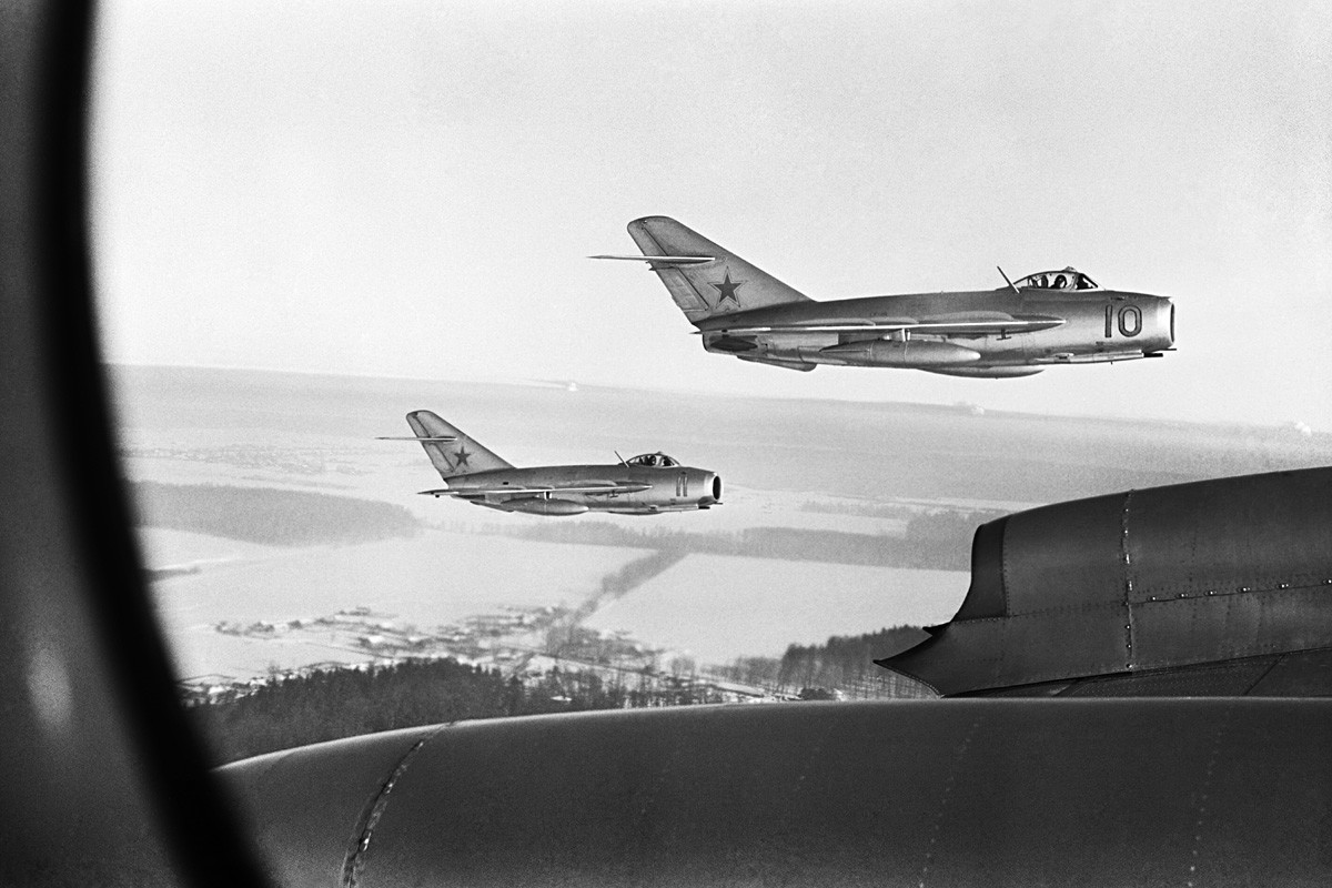 Sovjetski lovac Mikojan-Gurjevič MiG-15 
