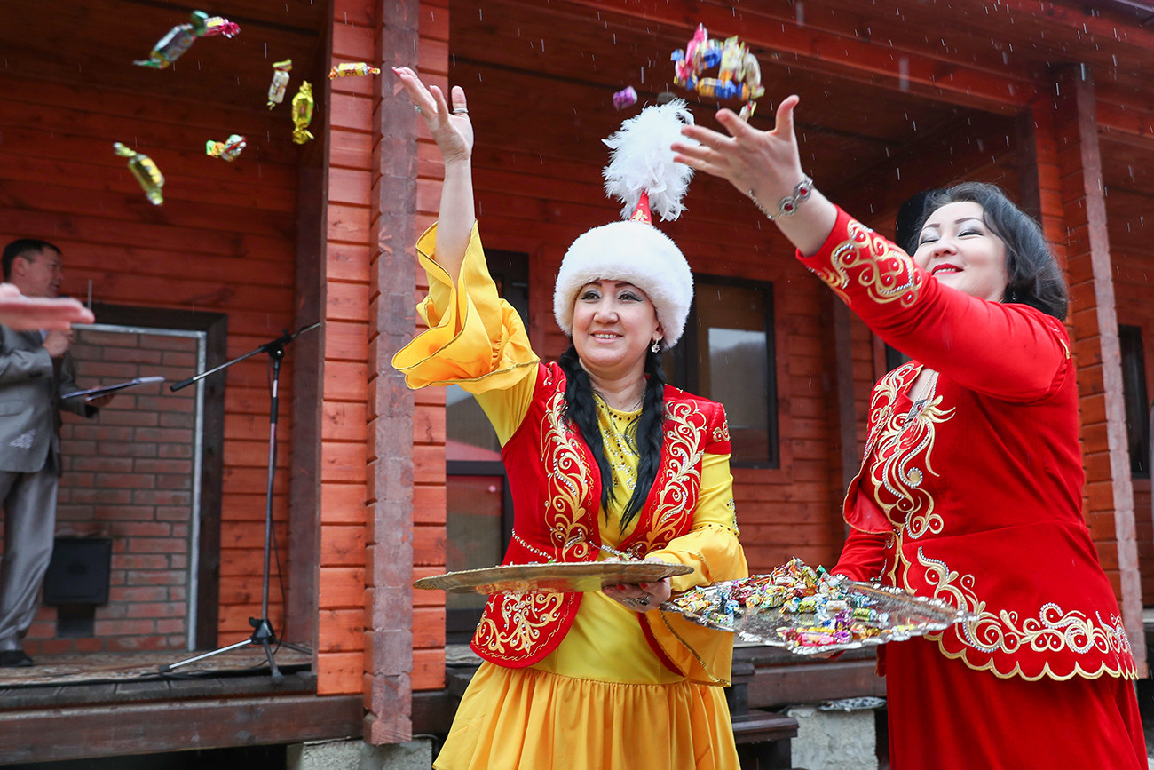 ロシアではダンスとピラフのお祭りでノウルーズが祝われた（写真）