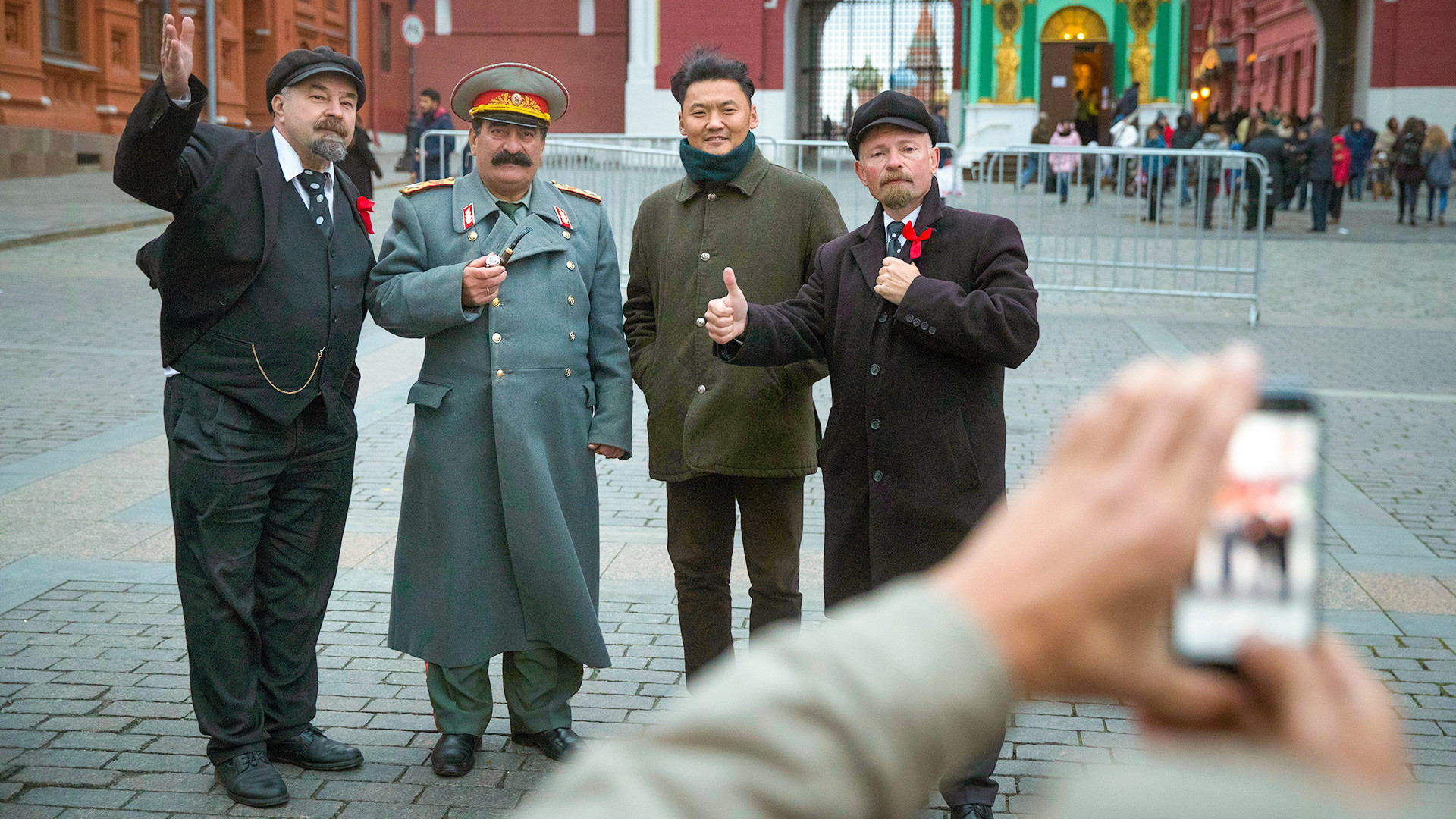 Двойники Ленина и Сталина на красной площади