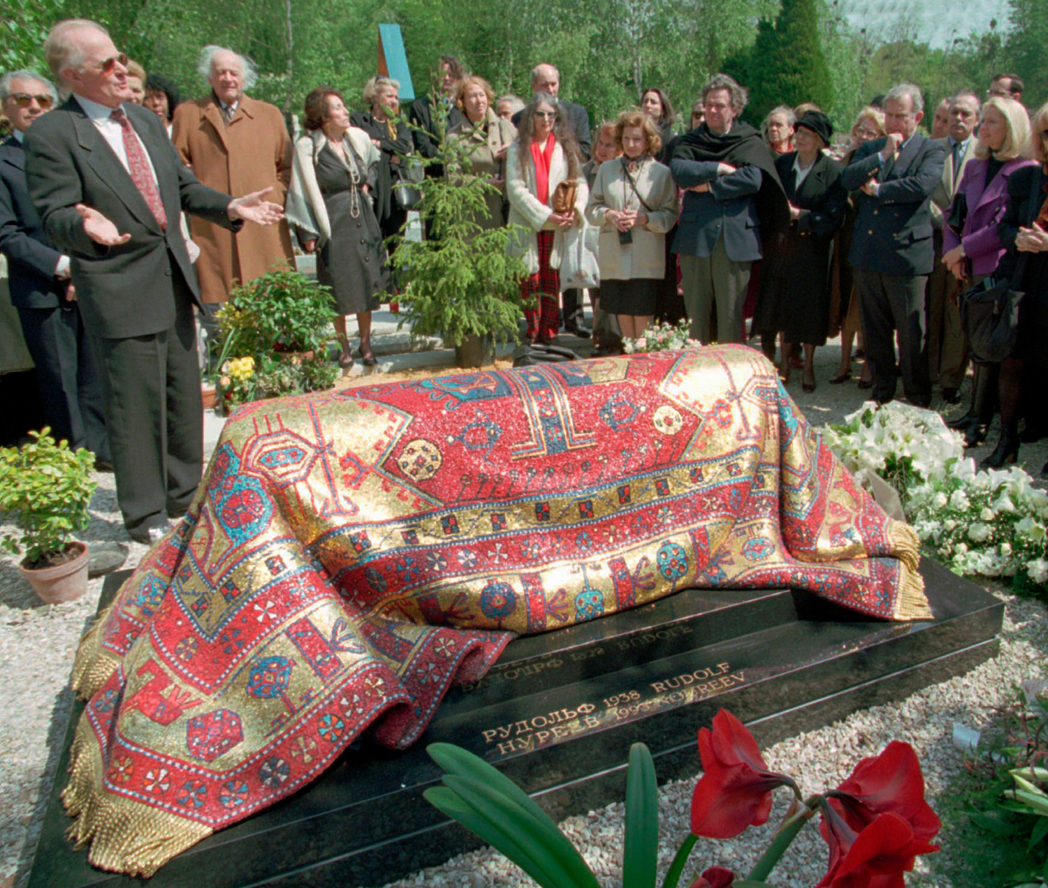 President of The Rudolf Nureyev Foundation unveils the monument decorating the grave of the dancer
