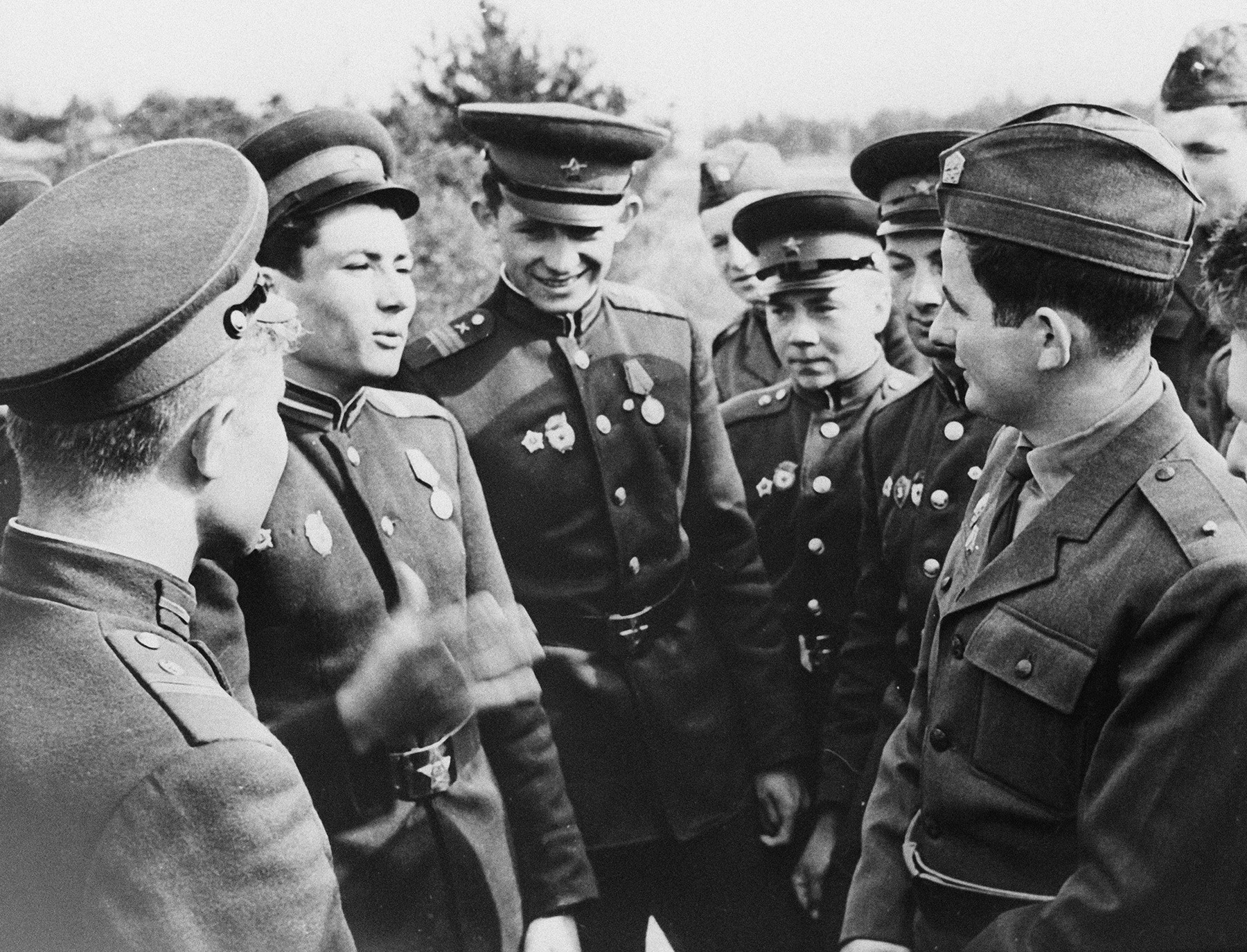 Militares soviéticos y checoslovacos durante los ejercicios militares Vltava-66 de las fuerzas armadas unificadas de los países del Pacto de Varsovia, septiembre de 1966.