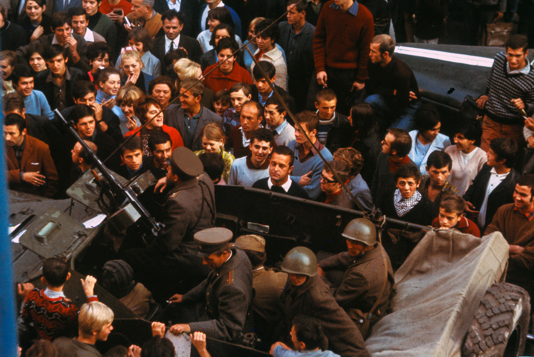 Estudiantes checoslovacos y militares soviéticos durante la Primavera de Praga, 1968.