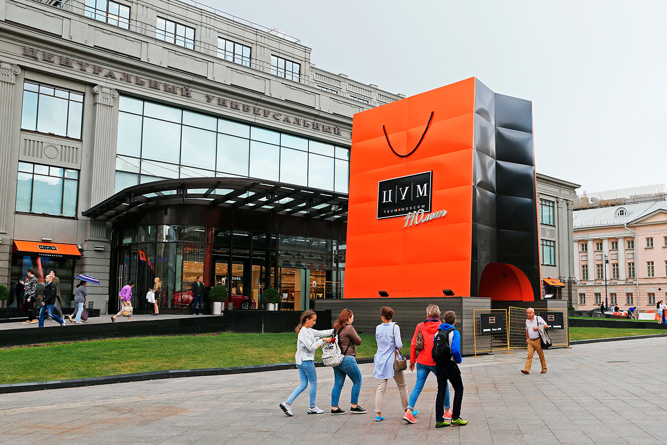 9-meter pavilion in the form of a glossy orange package at the main entrance to the store TSUM