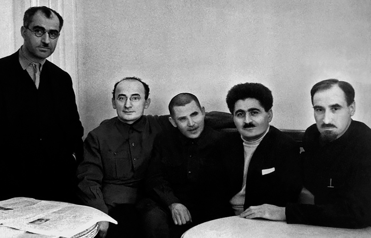 Lavrentij Berija i Nikolaj Ježov među delegatima 17. kongresa Svesavezne komunističke partije ispred Zakavkaskih republika. Moskva