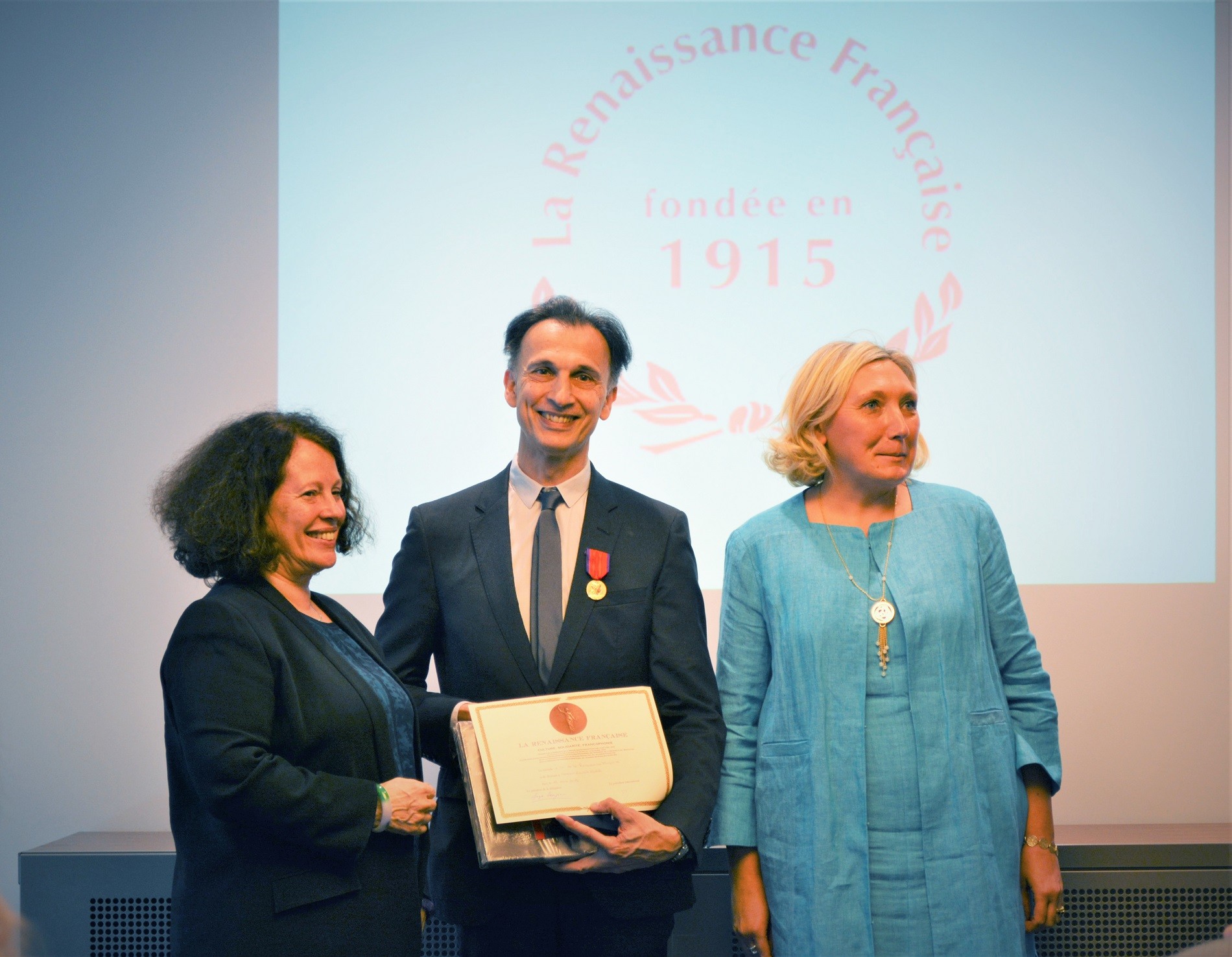 Laurent Hilaire, entouré de Sylvie Bermann (à gauche), ambassadeur de France en Russie, et de Zoya Arrignon (à droite), présidente de la Renaissance Française en Russie.