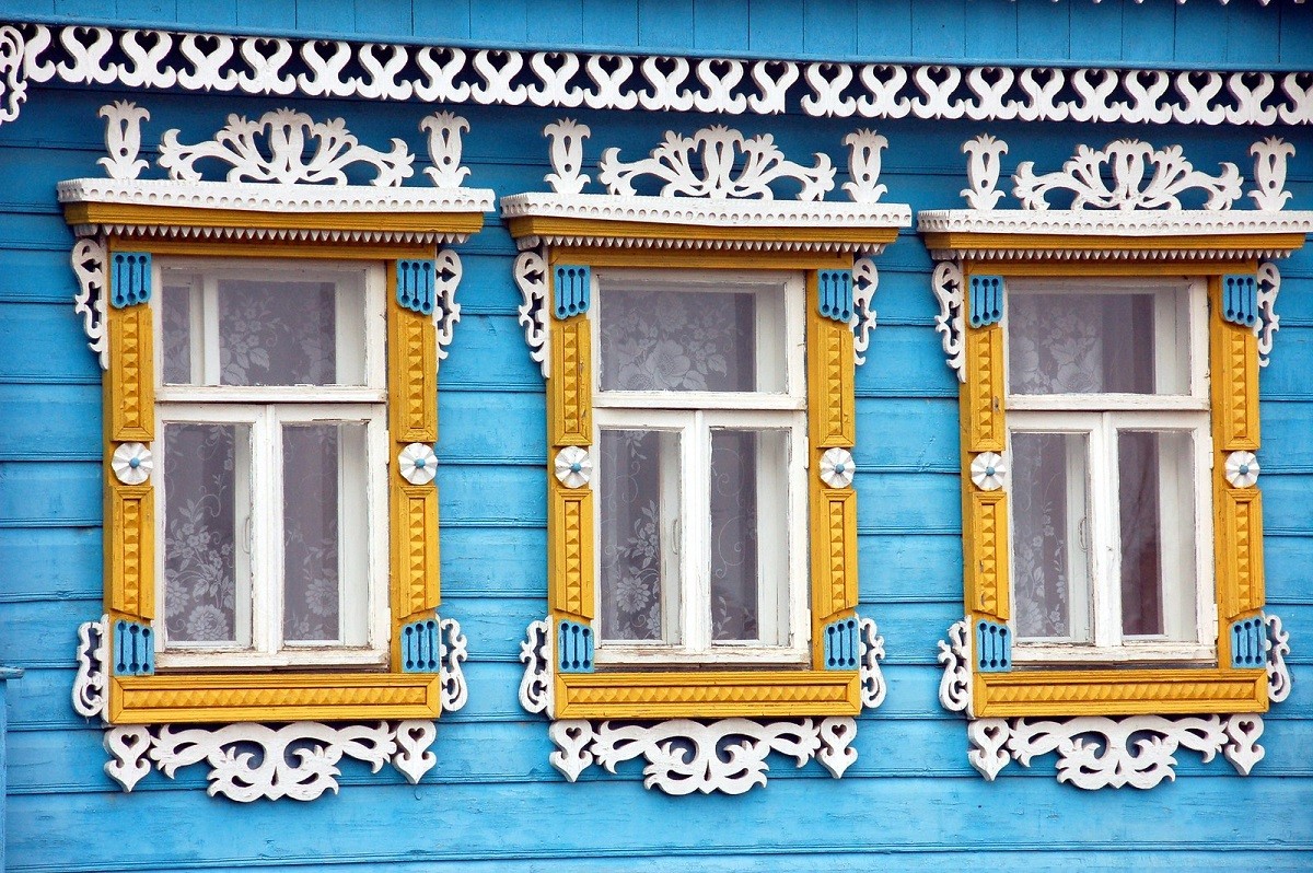 деревенские окна с узорами